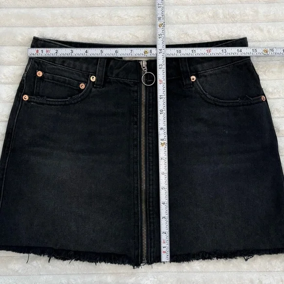 Free People WE THE FREE Black Denim Mini Skirt Full Front Zip Size 27 Raw Hem - Picture 6 of 6